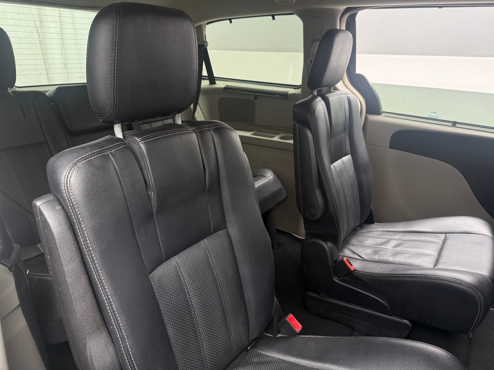 Thumbnail: 2016 Chrysler Town & Country - 5