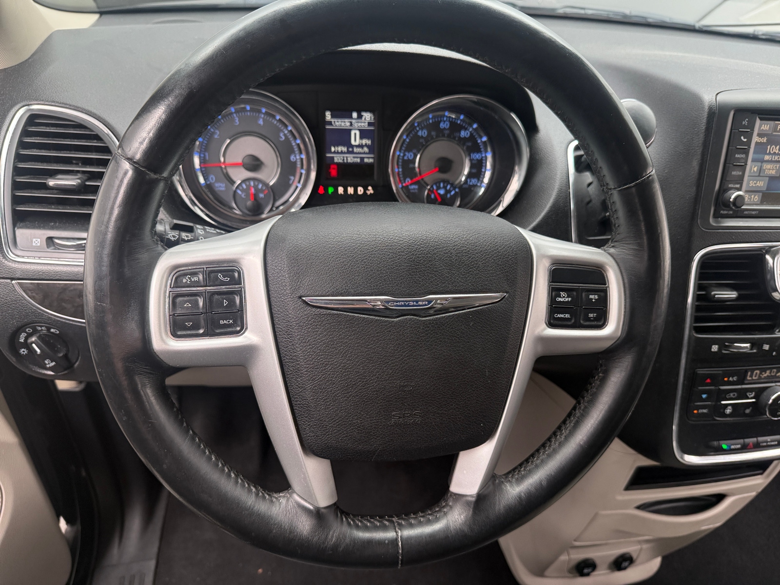 Thumbnail: 2016 Chrysler Town & Country - 4