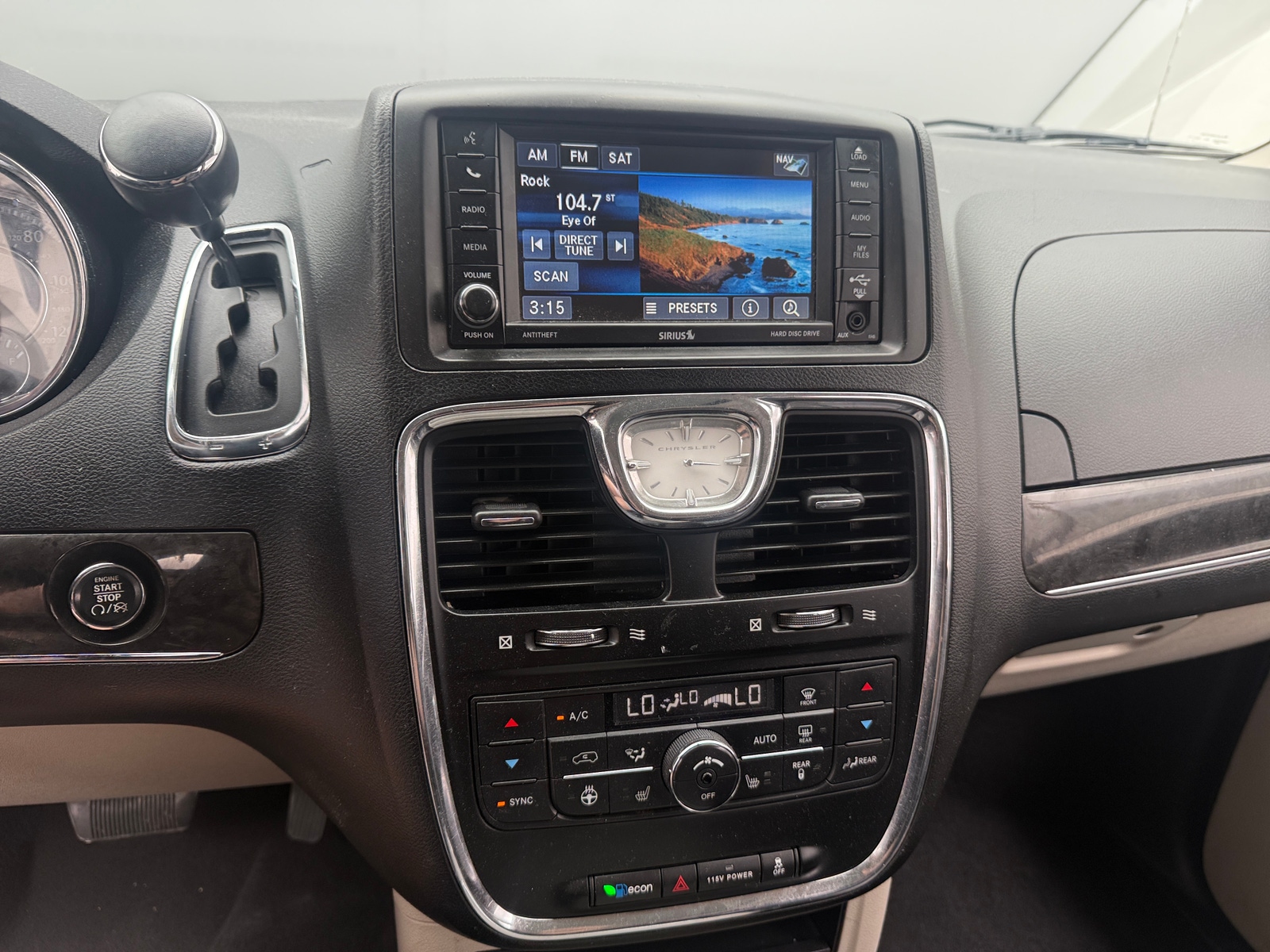 Thumbnail: 2016 Chrysler Town & Country - 3