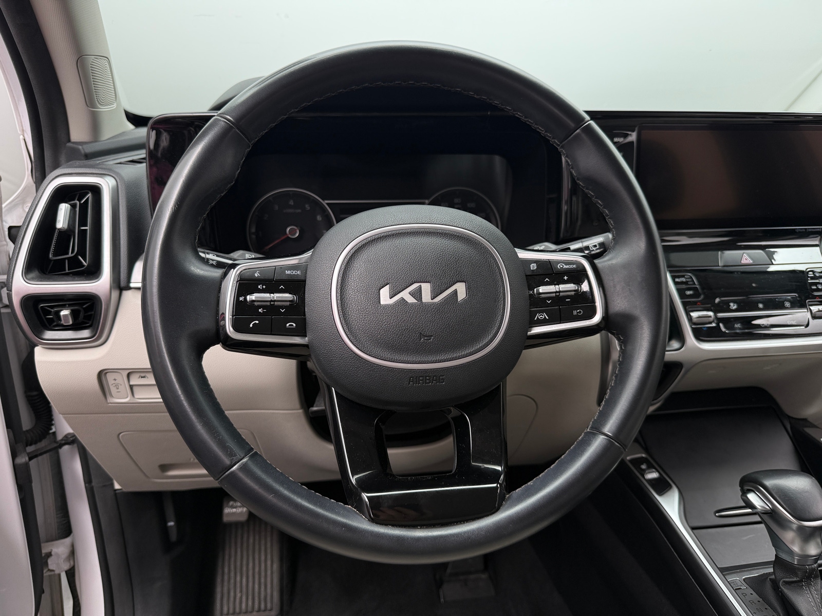 Thumbnail: 2022 Kia Sorento - 4
