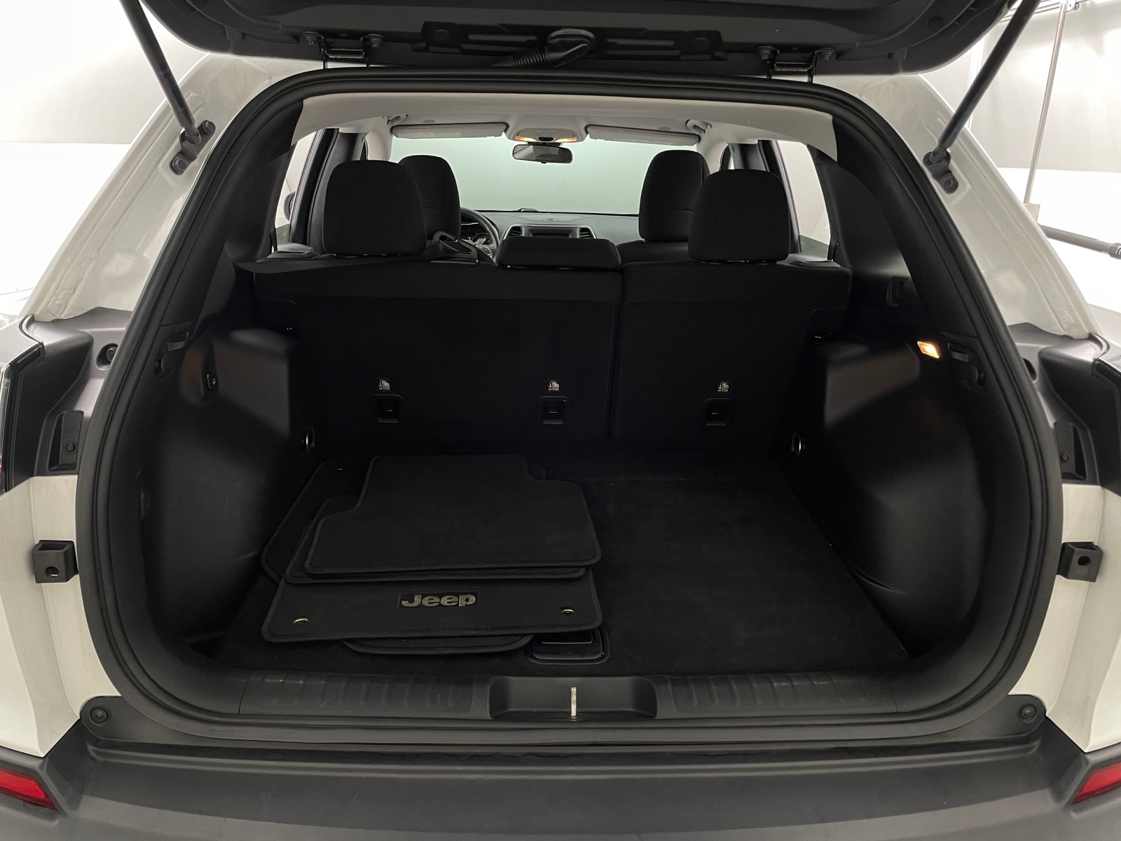 Thumbnail: 2019 Jeep Cherokee - 7