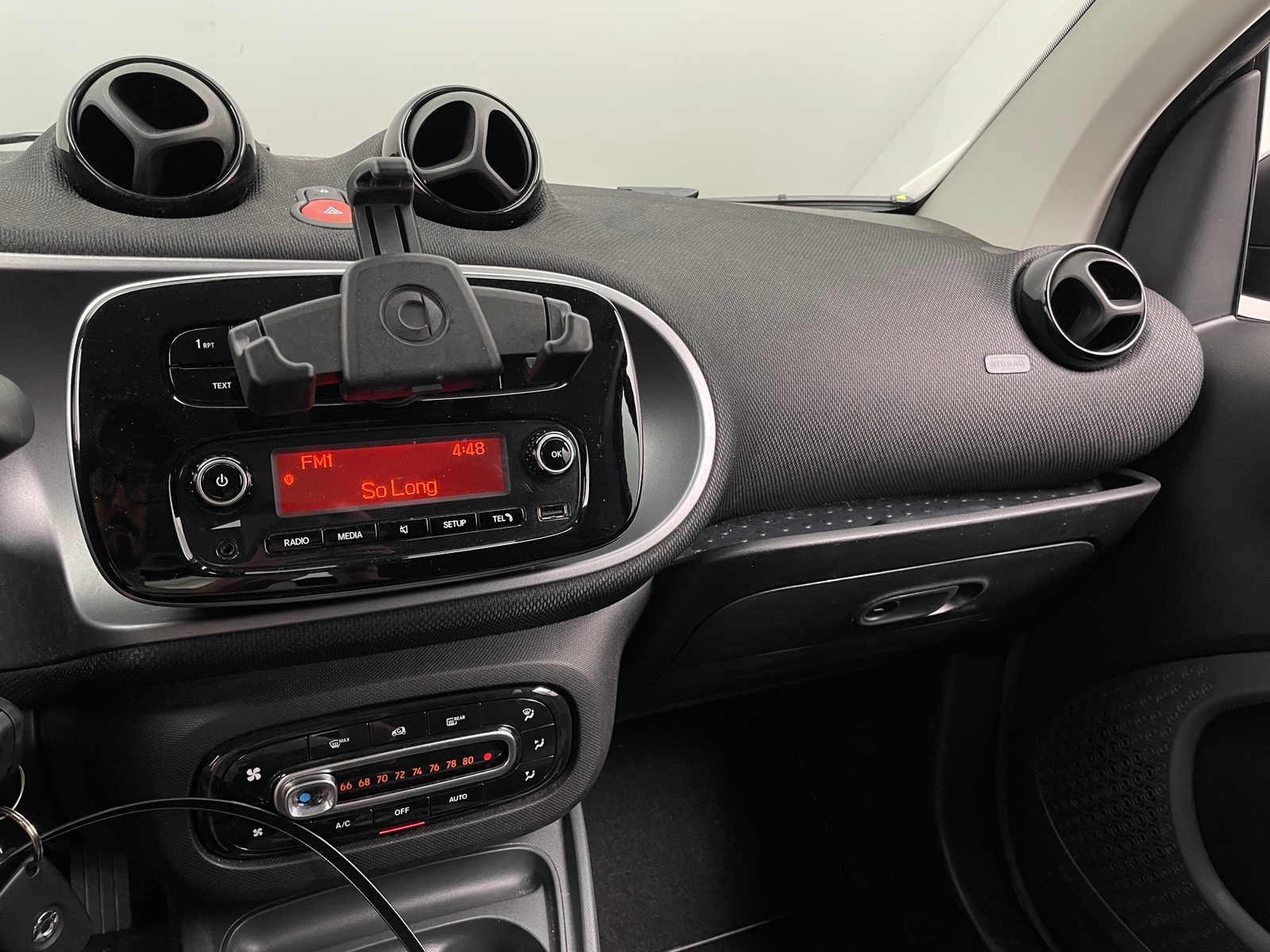 Thumbnail: 2018 smart fortwo - 4