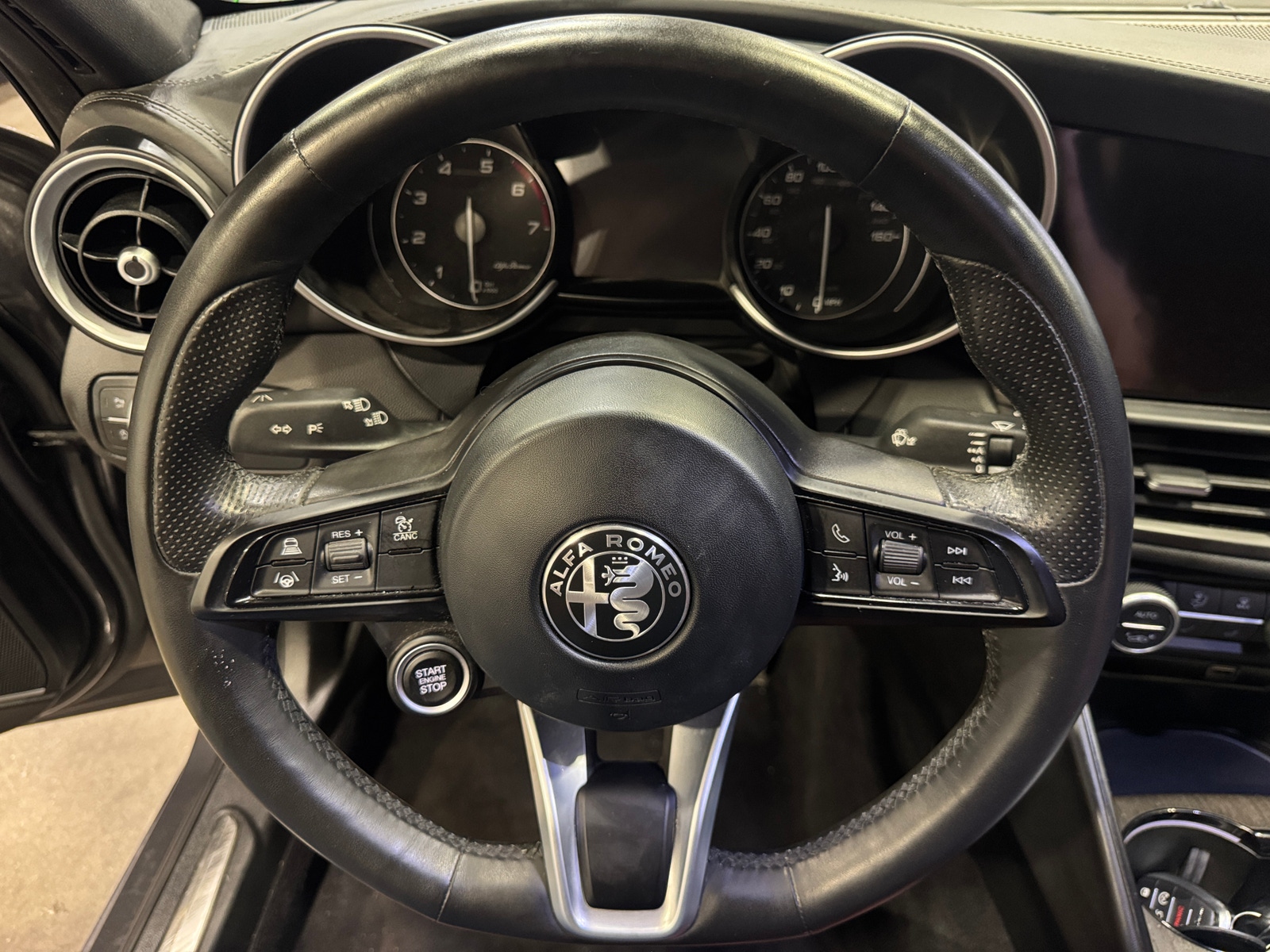 Thumbnail: 2022 Alfa Romeo Giulia - 4