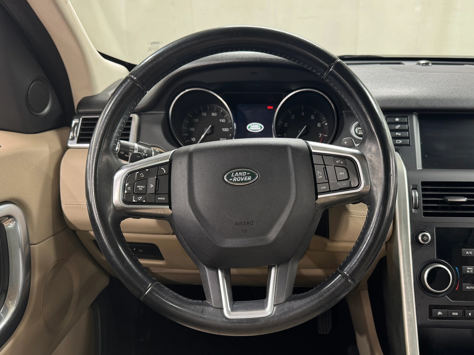 Thumbnail: 2016 Land Rover Discovery Sport - 4
