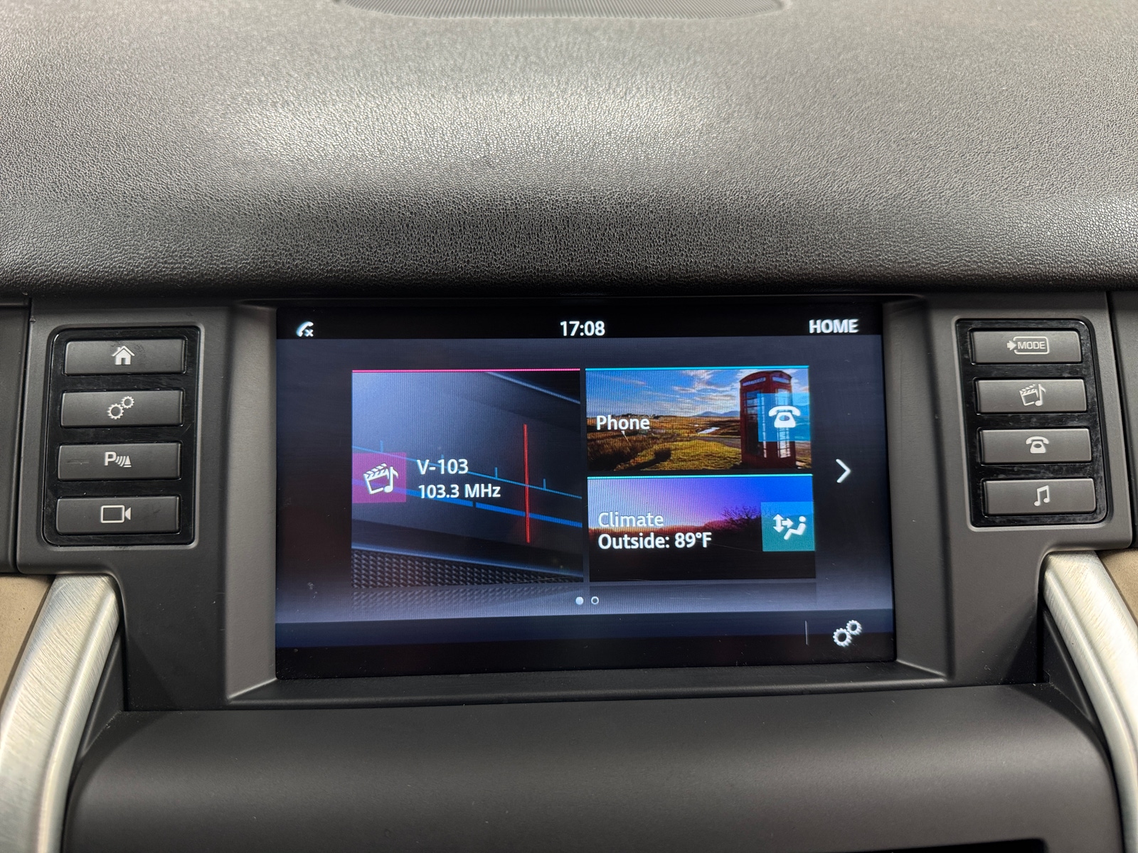 Thumbnail: 2016 Land Rover Discovery Sport - 3