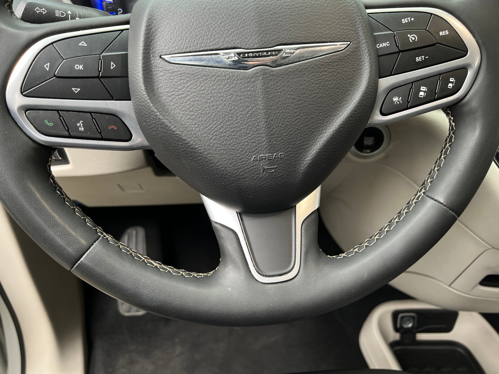 Thumbnail: 2023 Chrysler Pacifica - 4