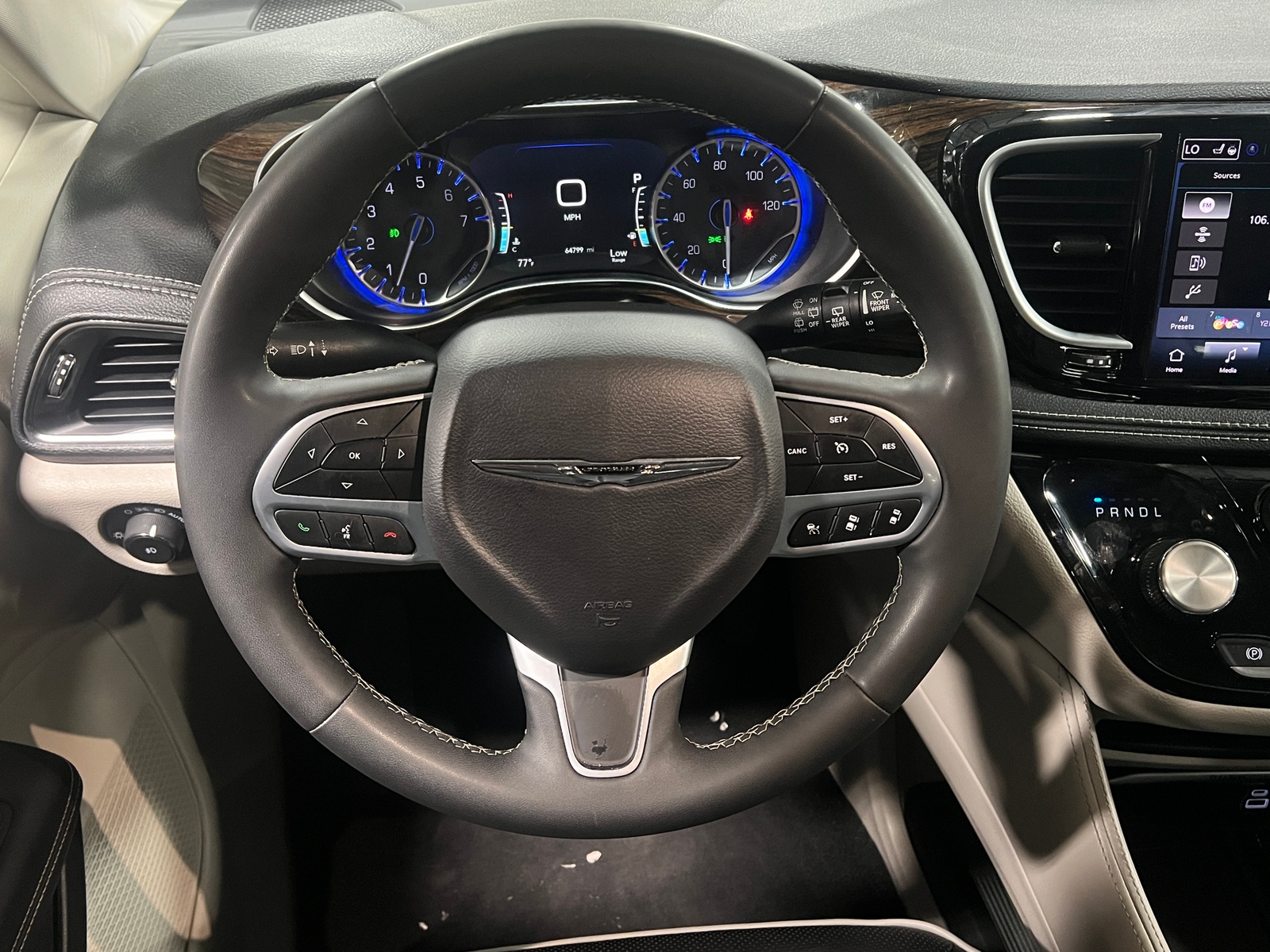 Thumbnail: 2023 Chrysler Pacifica - 4