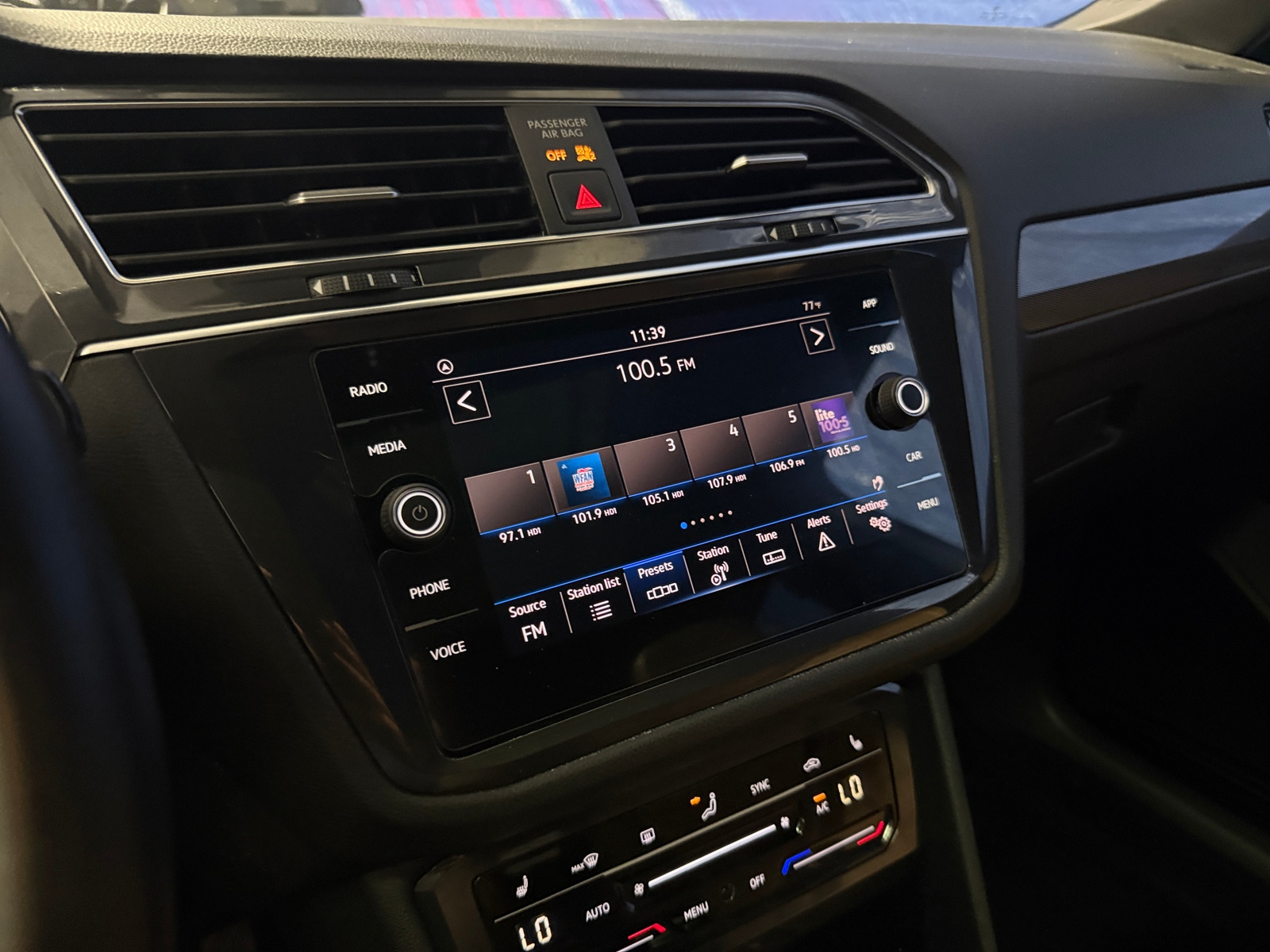Thumbnail: 2022 Volkswagen Tiguan - 3