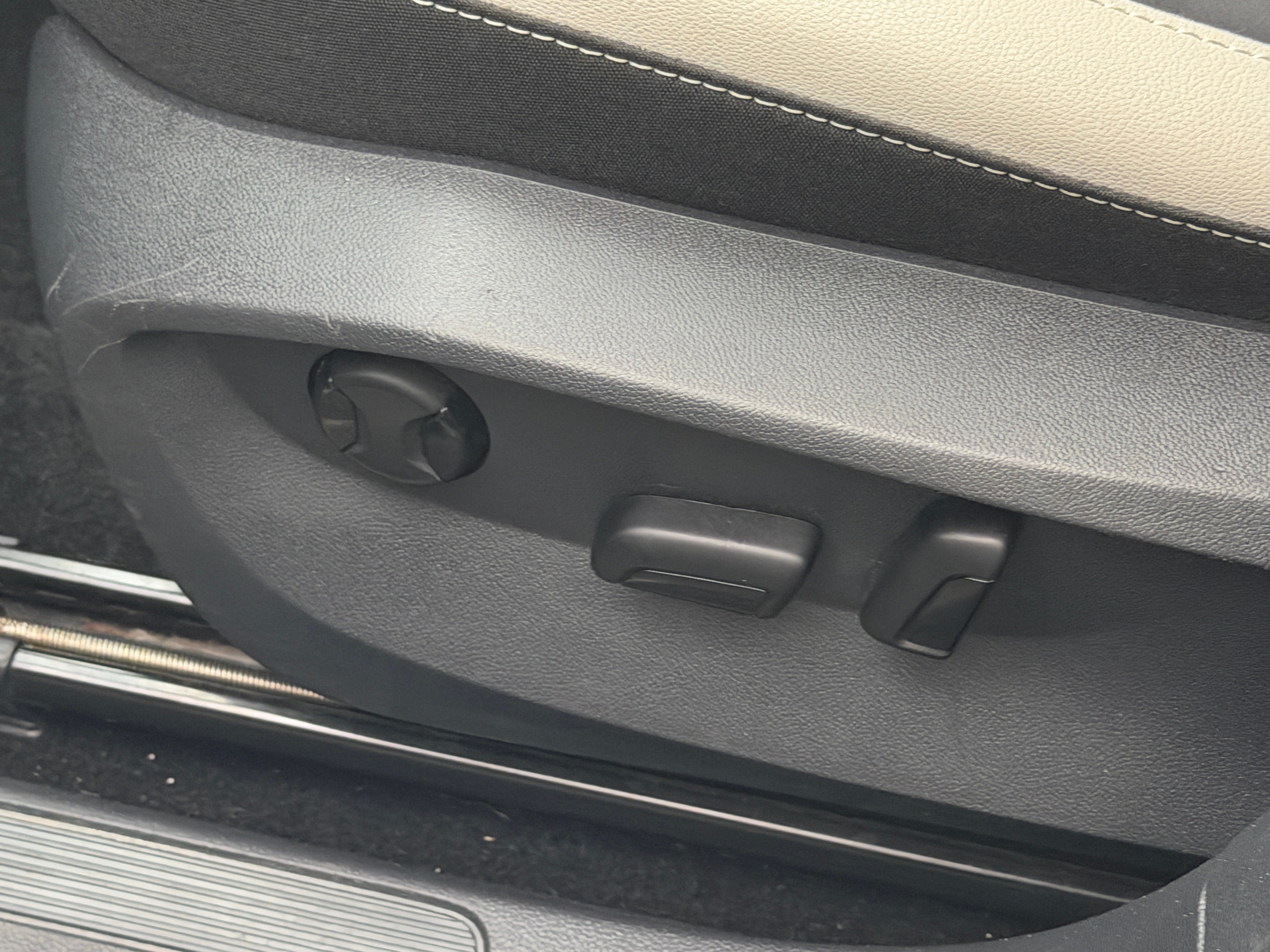 2025 Volkswagen Taos SE - Photo 2