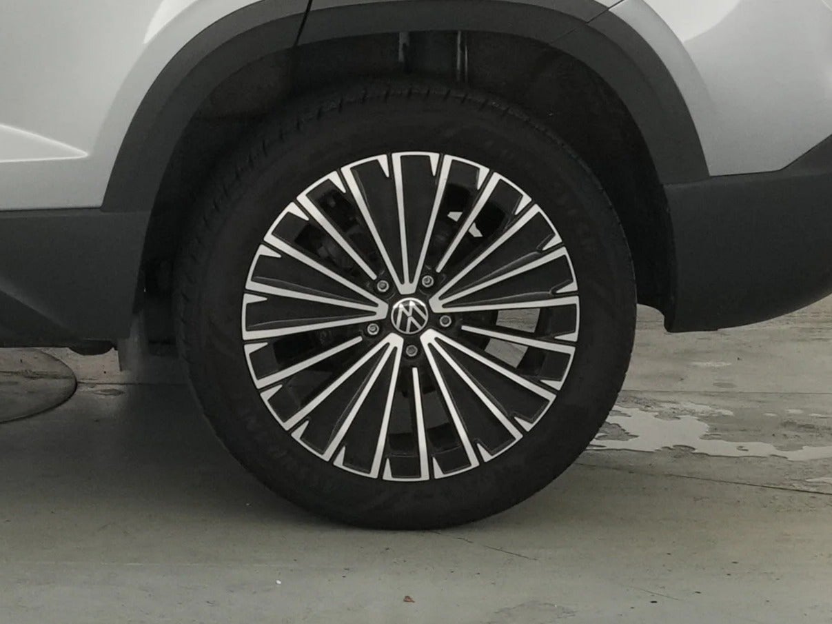 2025 Volkswagen Taos SE - Photo 17