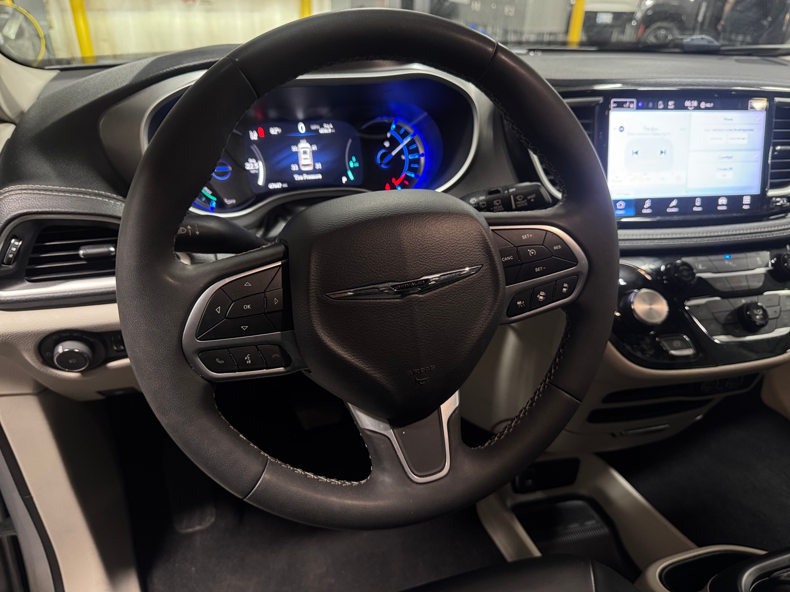 Thumbnail: 2023 Chrysler Pacifica - 4