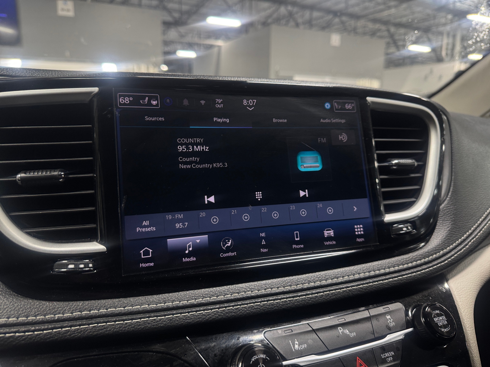 Thumbnail: 2024 Chrysler Pacifica - 3