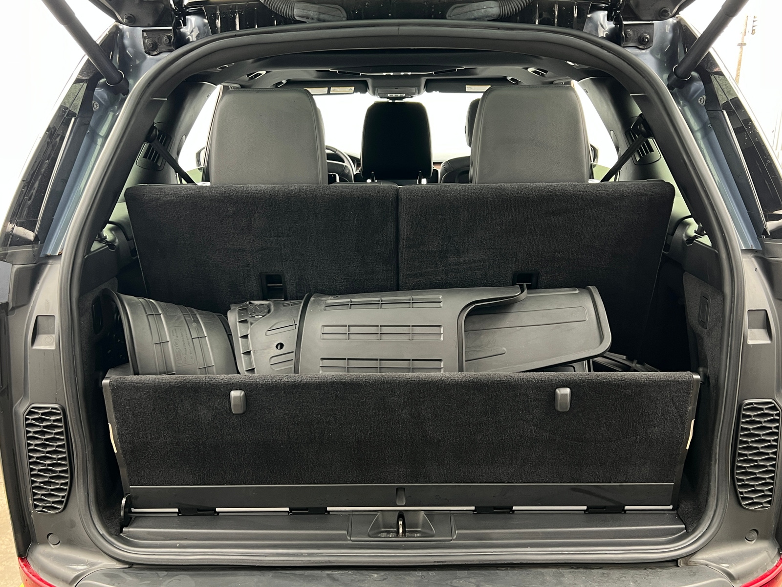 Thumbnail: 2019 Land Rover Discovery - 6