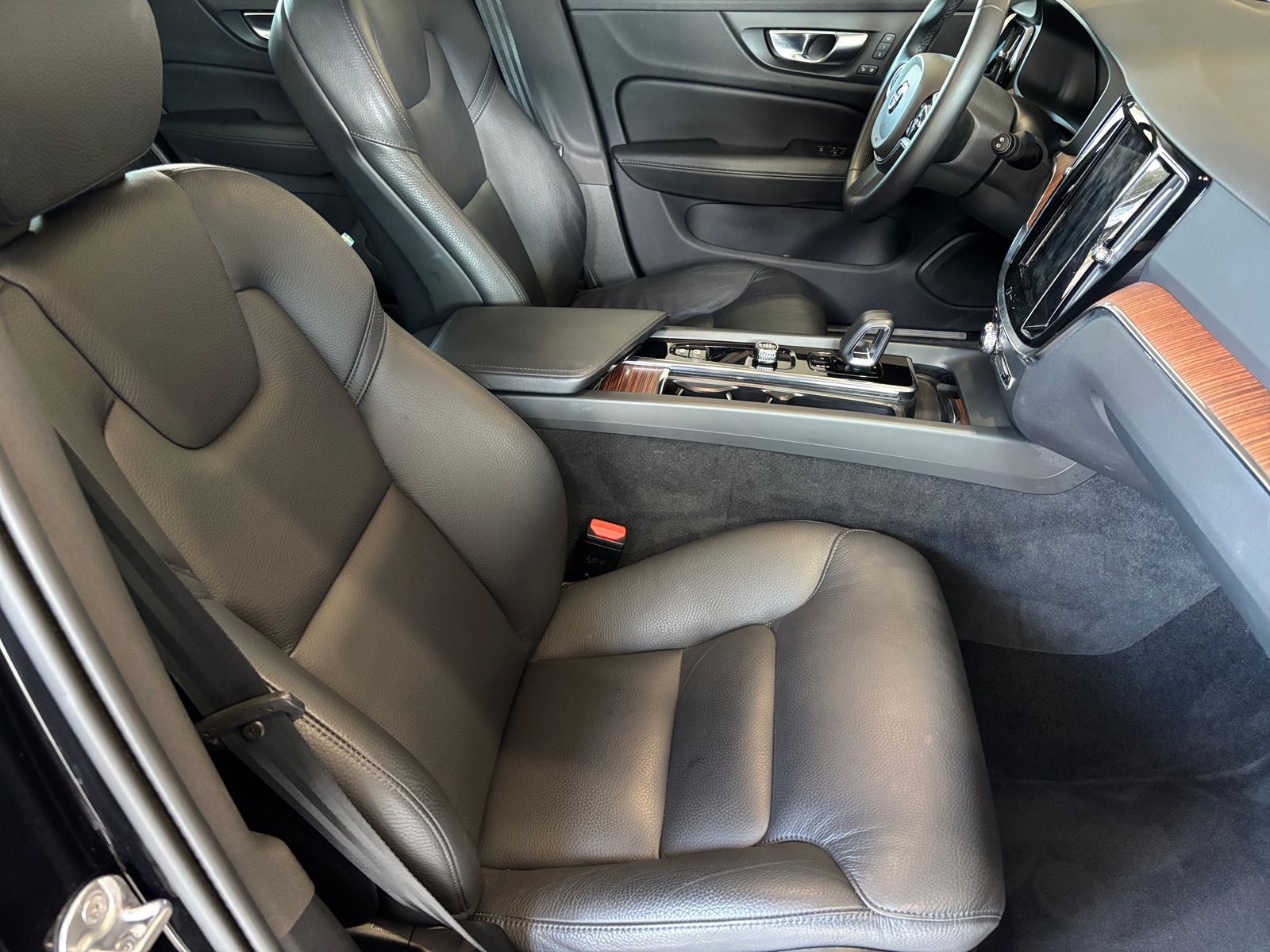 Thumbnail: 2025 Volvo V60 - 2