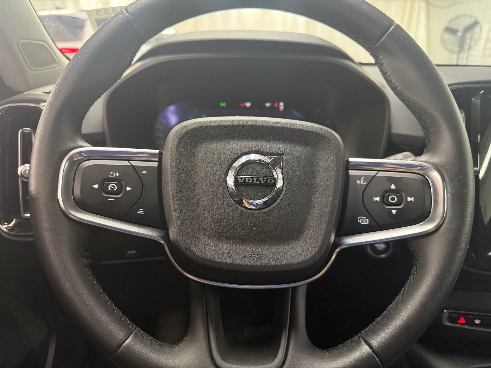 Thumbnail: 2026 Volvo XC40 - 4