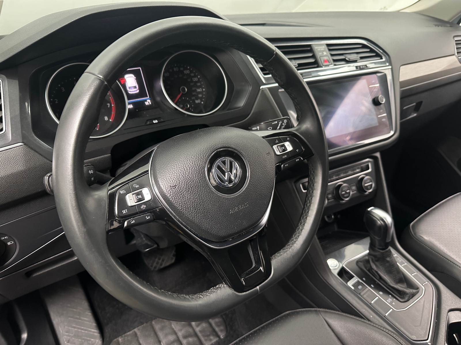 Thumbnail: 2020 Volkswagen Tiguan - 4