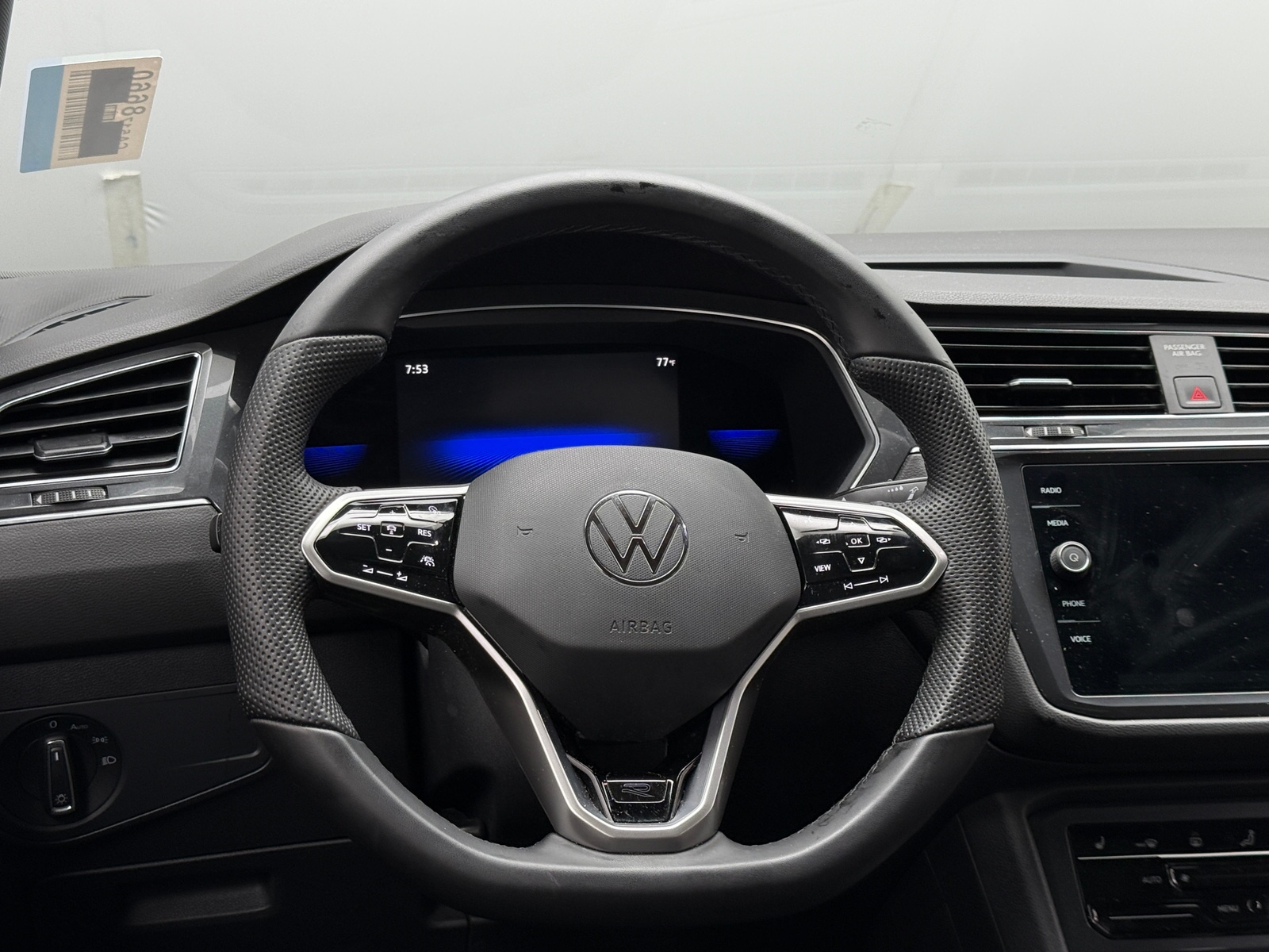 Thumbnail: 2022 Volkswagen Tiguan - 4