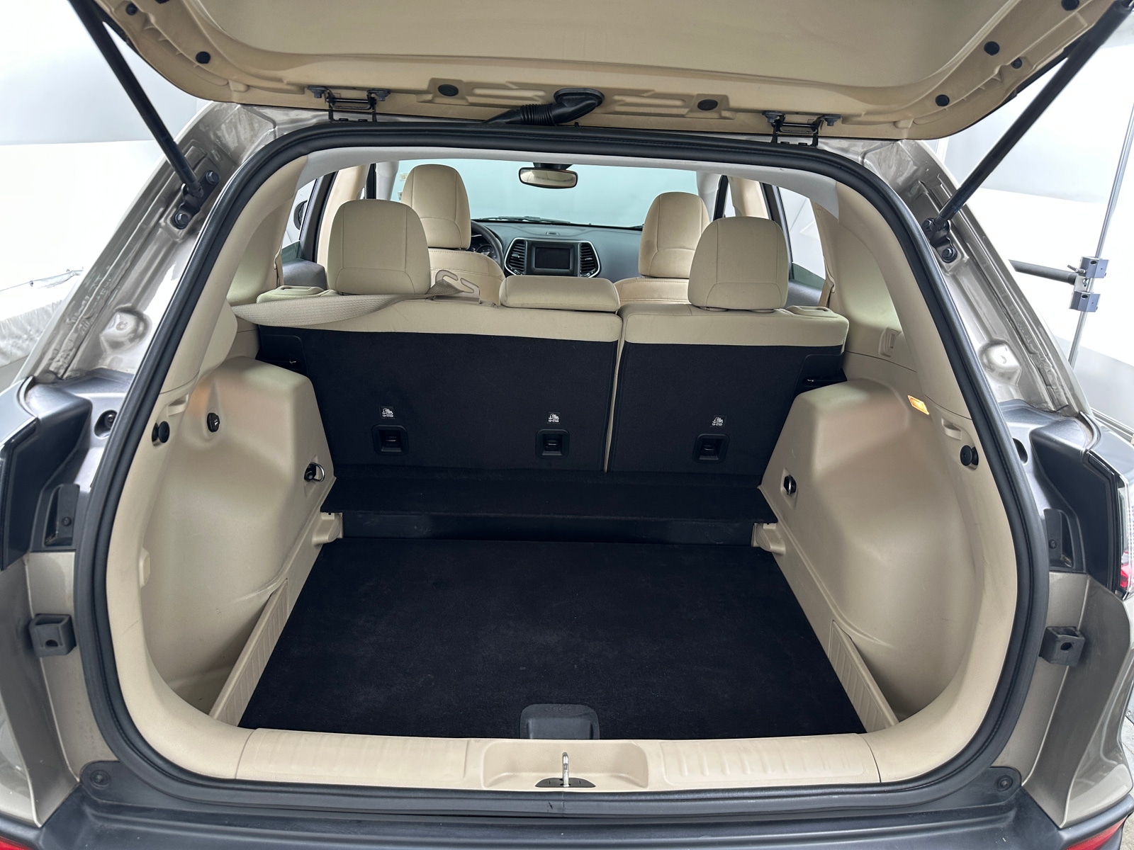 Thumbnail: 2021 Jeep Cherokee - 7