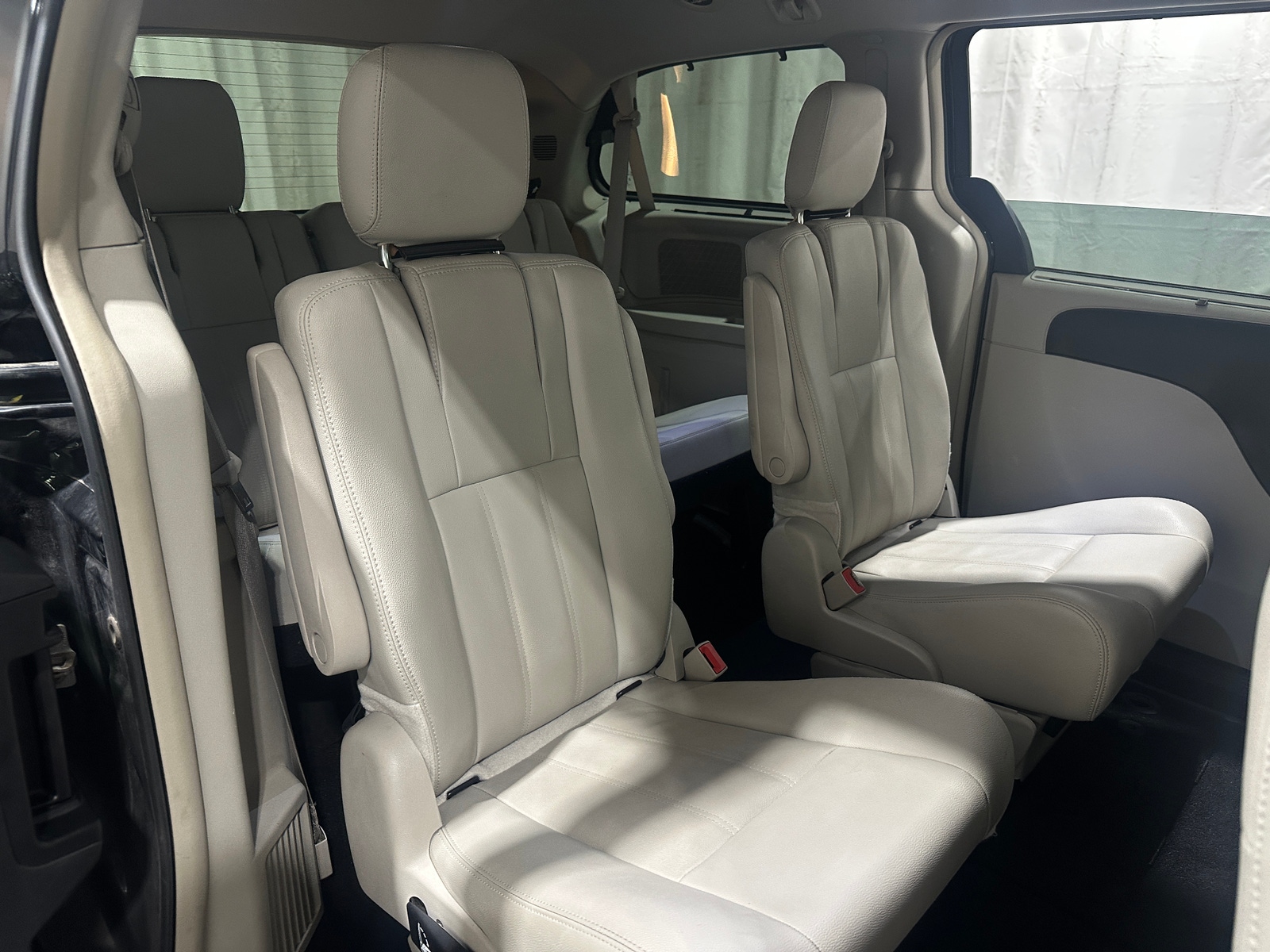 Thumbnail: 2016 Chrysler Town & Country - 5