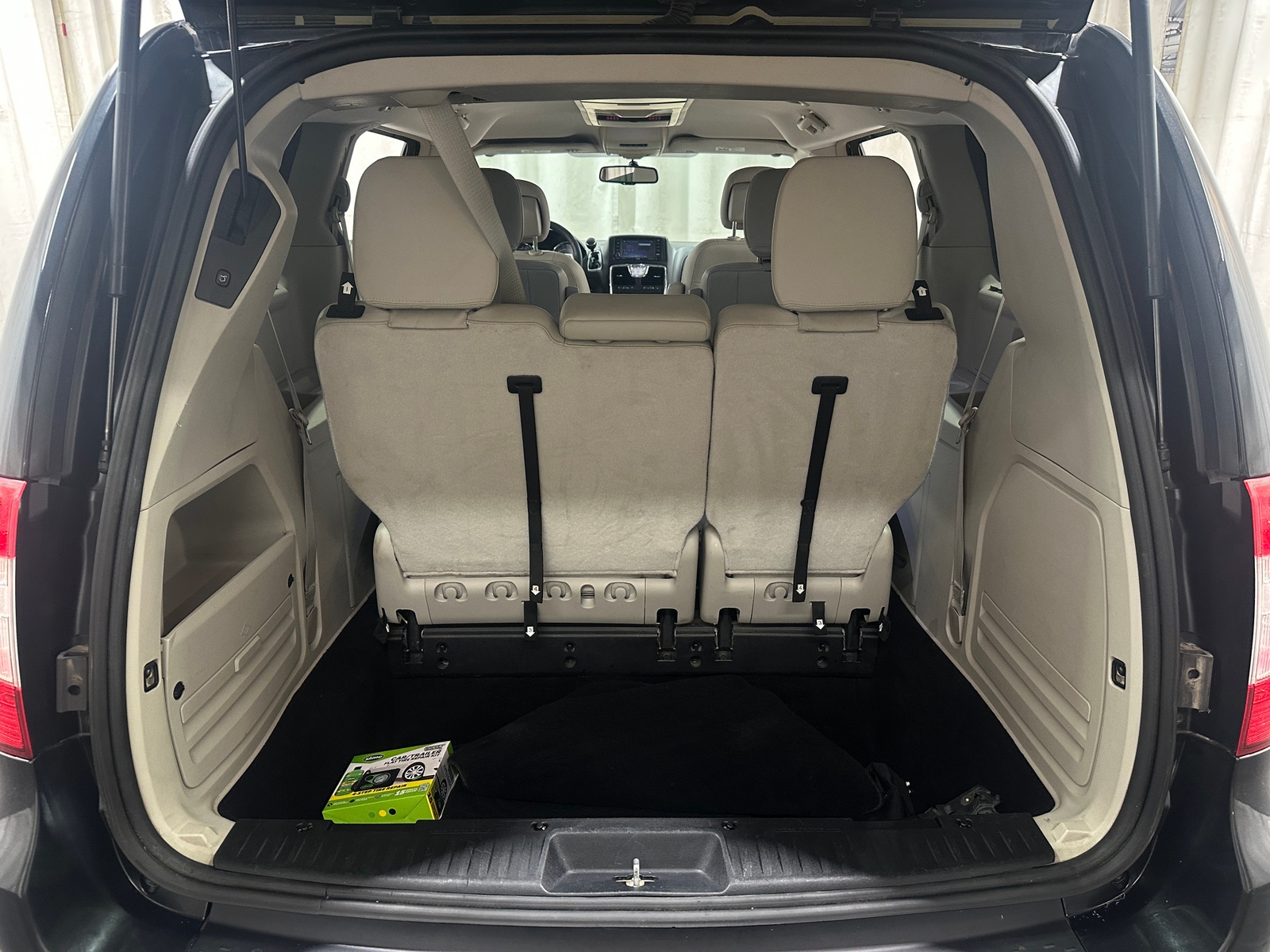 Thumbnail: 2016 Chrysler Town & Country - 6