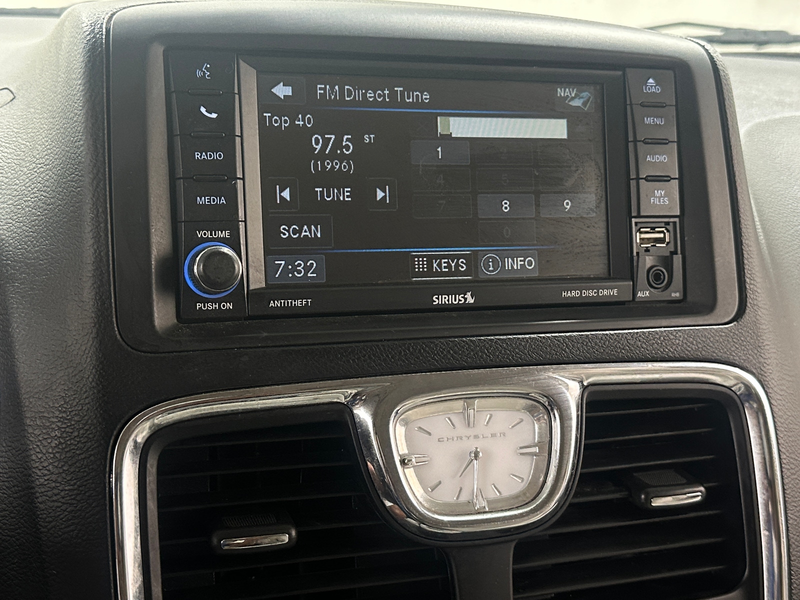 Thumbnail: 2016 Chrysler Town & Country - 3
