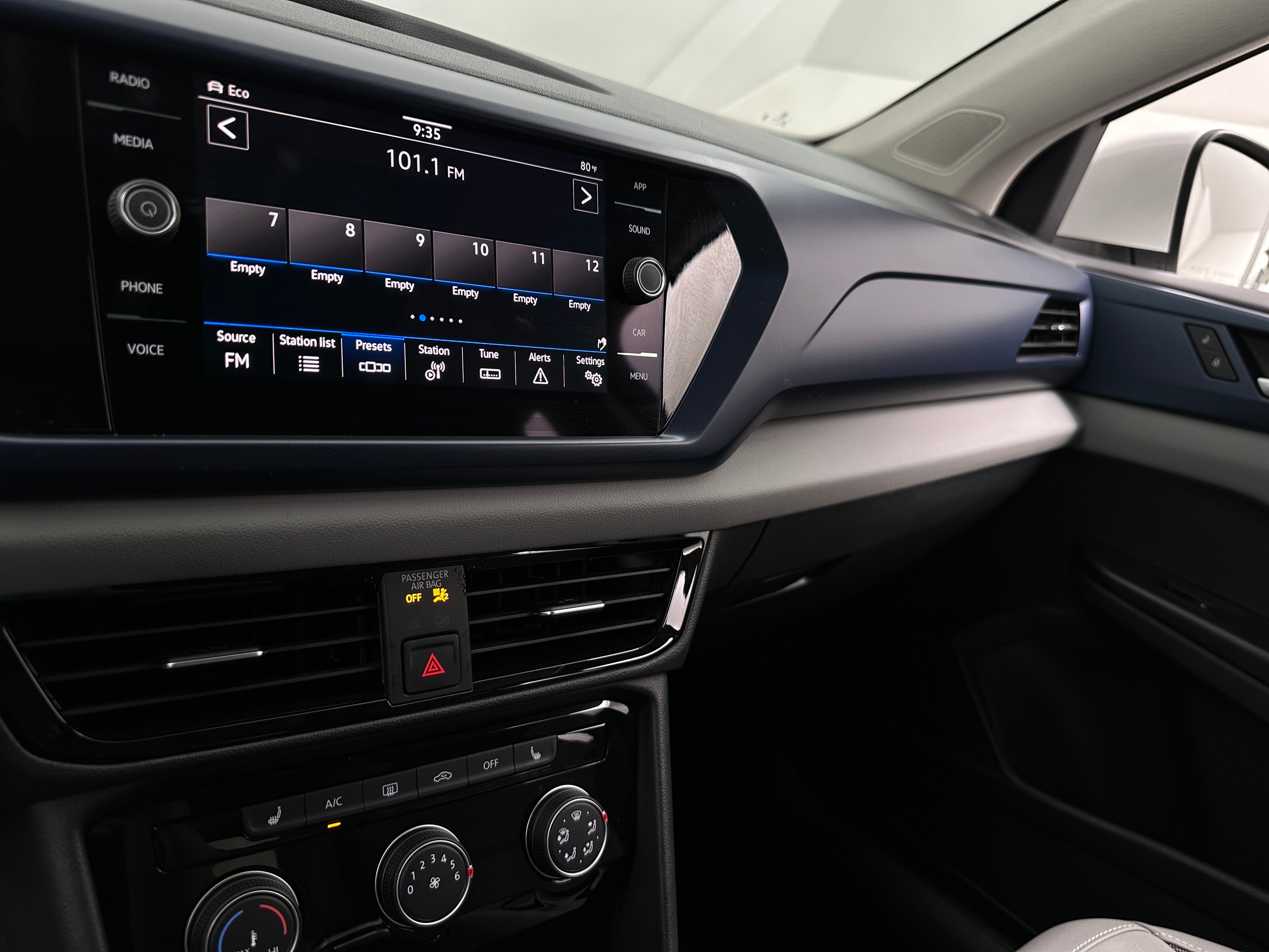 2023 Volkswagen Taos SE - Photo 12