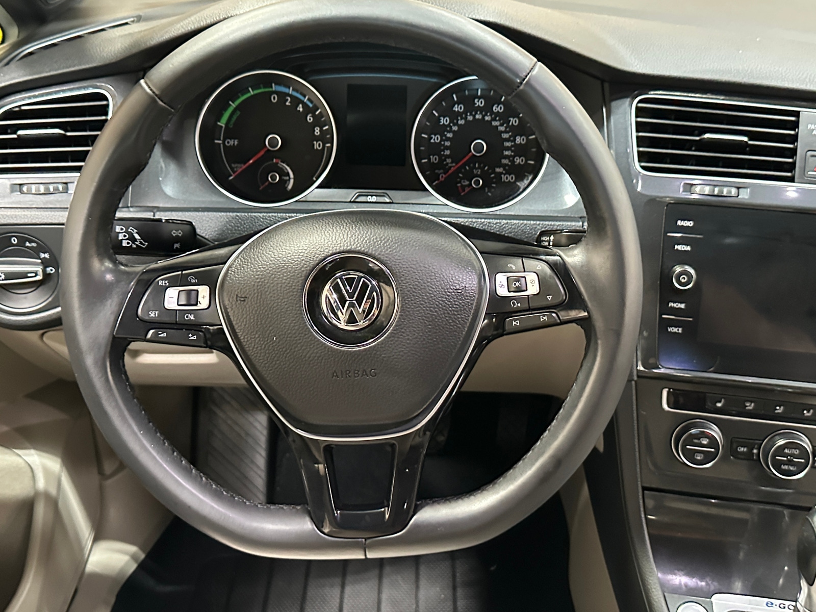Thumbnail: 2017 Volkswagen e-Golf - 5