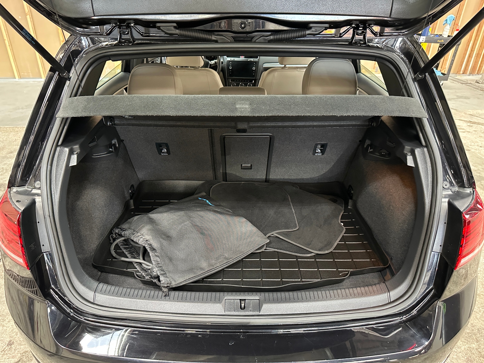 Thumbnail: 2017 Volkswagen e-Golf - 7