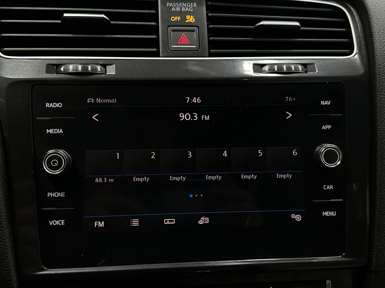 Thumbnail: 2017 Volkswagen e-Golf - 4