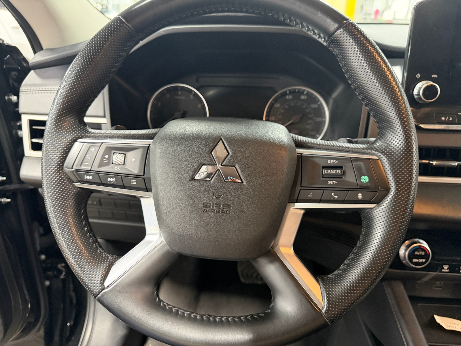 Thumbnail: 2024 Mitsubishi Outlander - 4