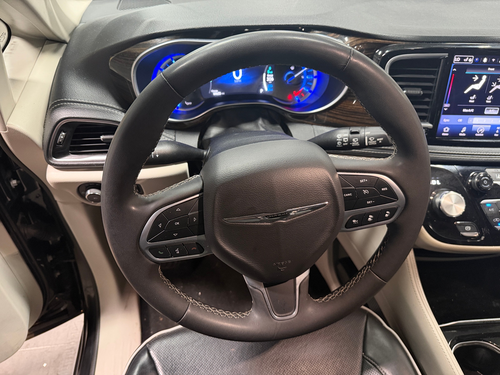 Thumbnail: 2023 Chrysler Pacifica - 4