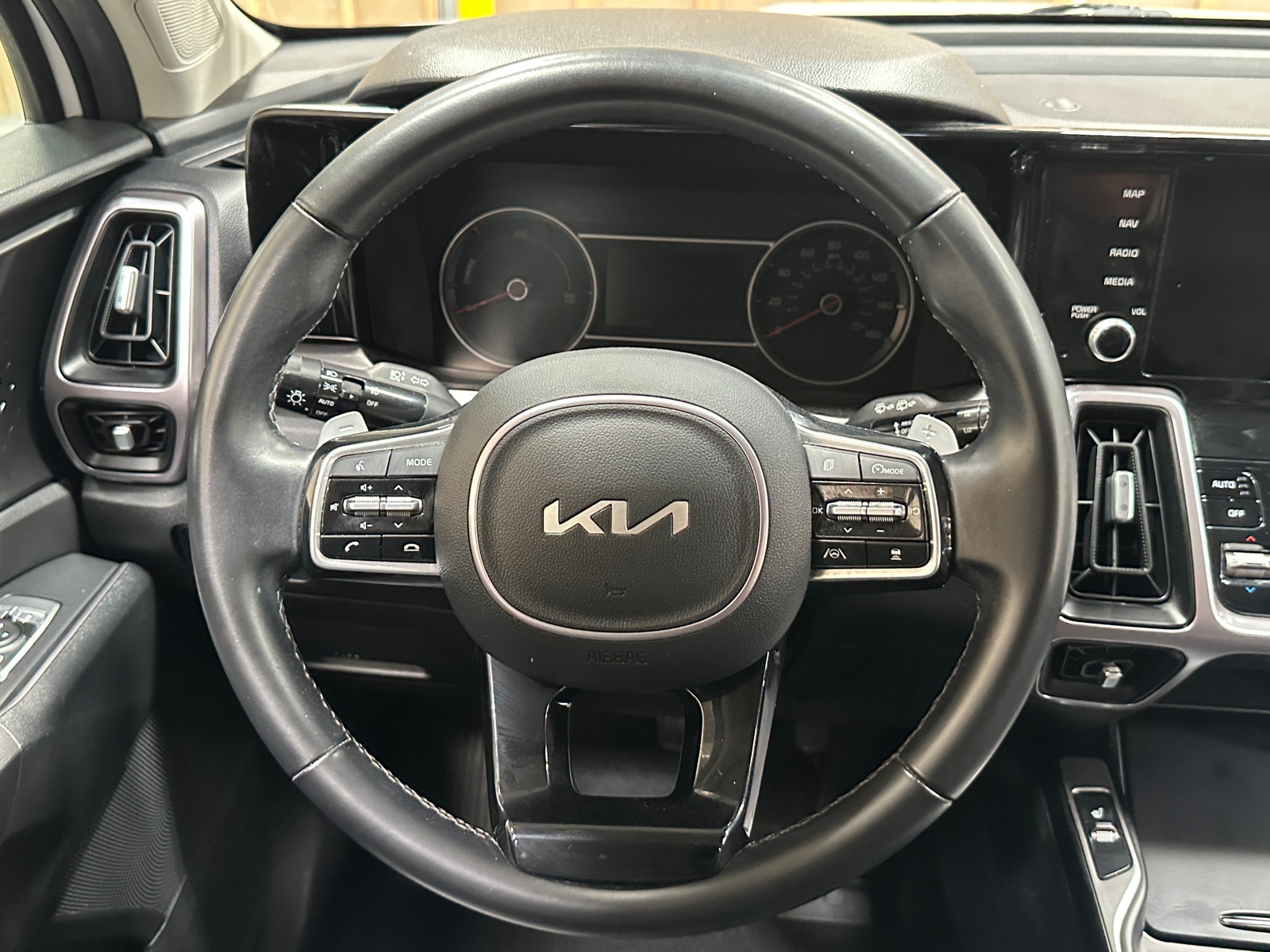 Thumbnail: 2023 Kia Sorento - 4