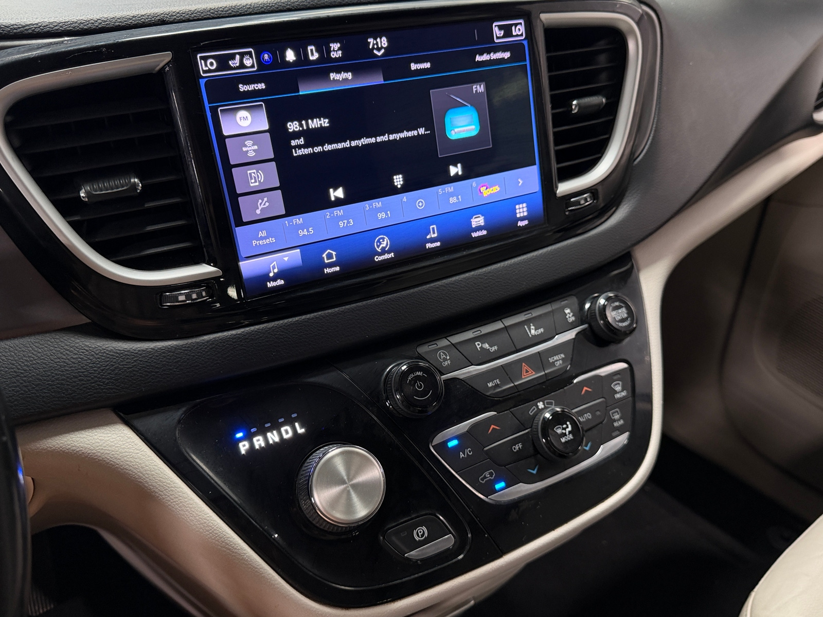 Thumbnail: 2021 Chrysler Pacifica - 3