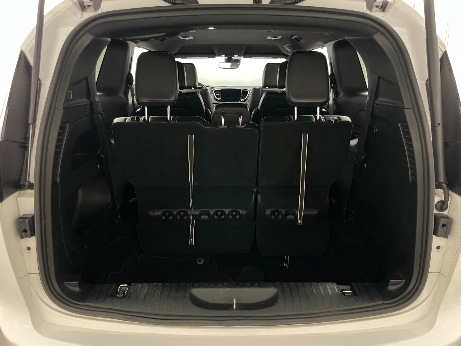 Thumbnail: 2025 Chrysler Voyager - 6