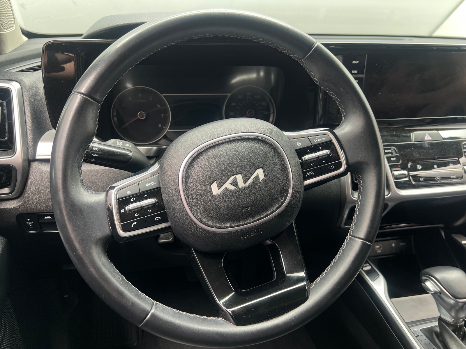 Thumbnail: 2023 Kia Sorento - 4