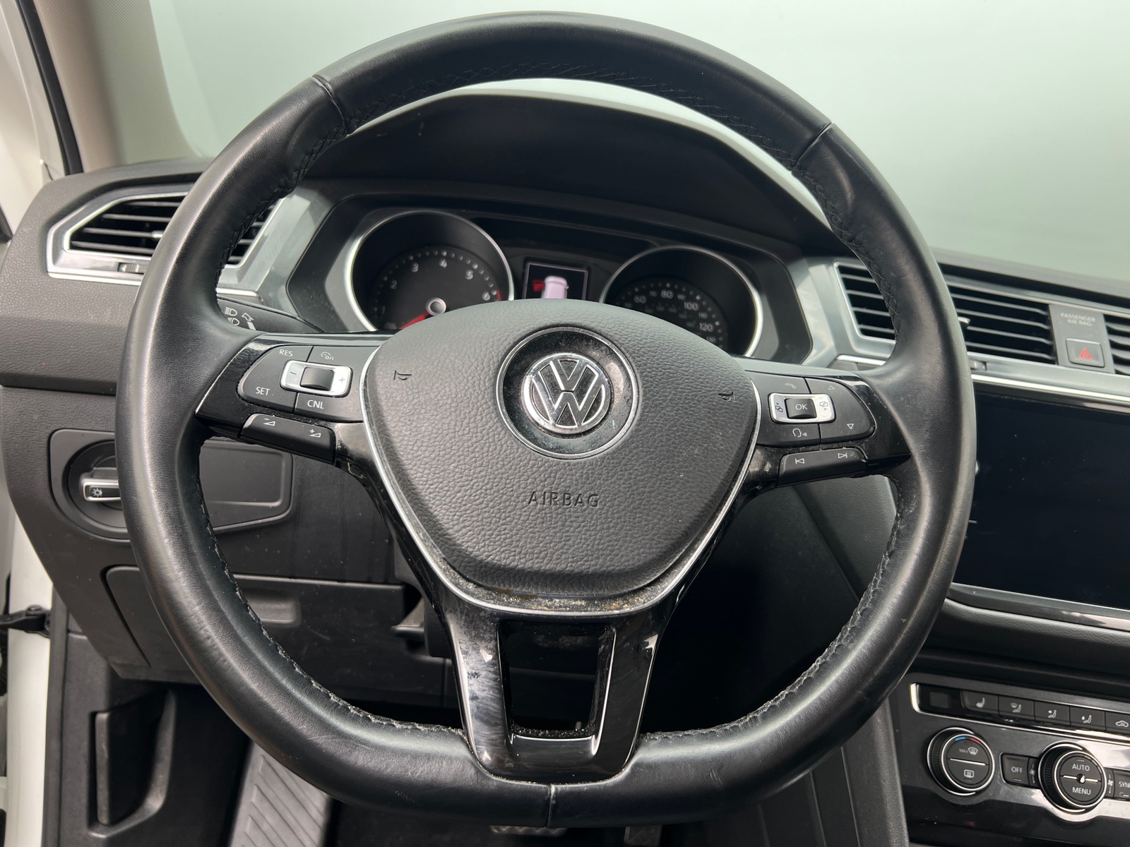 Thumbnail: 2018 Volkswagen Tiguan - 4