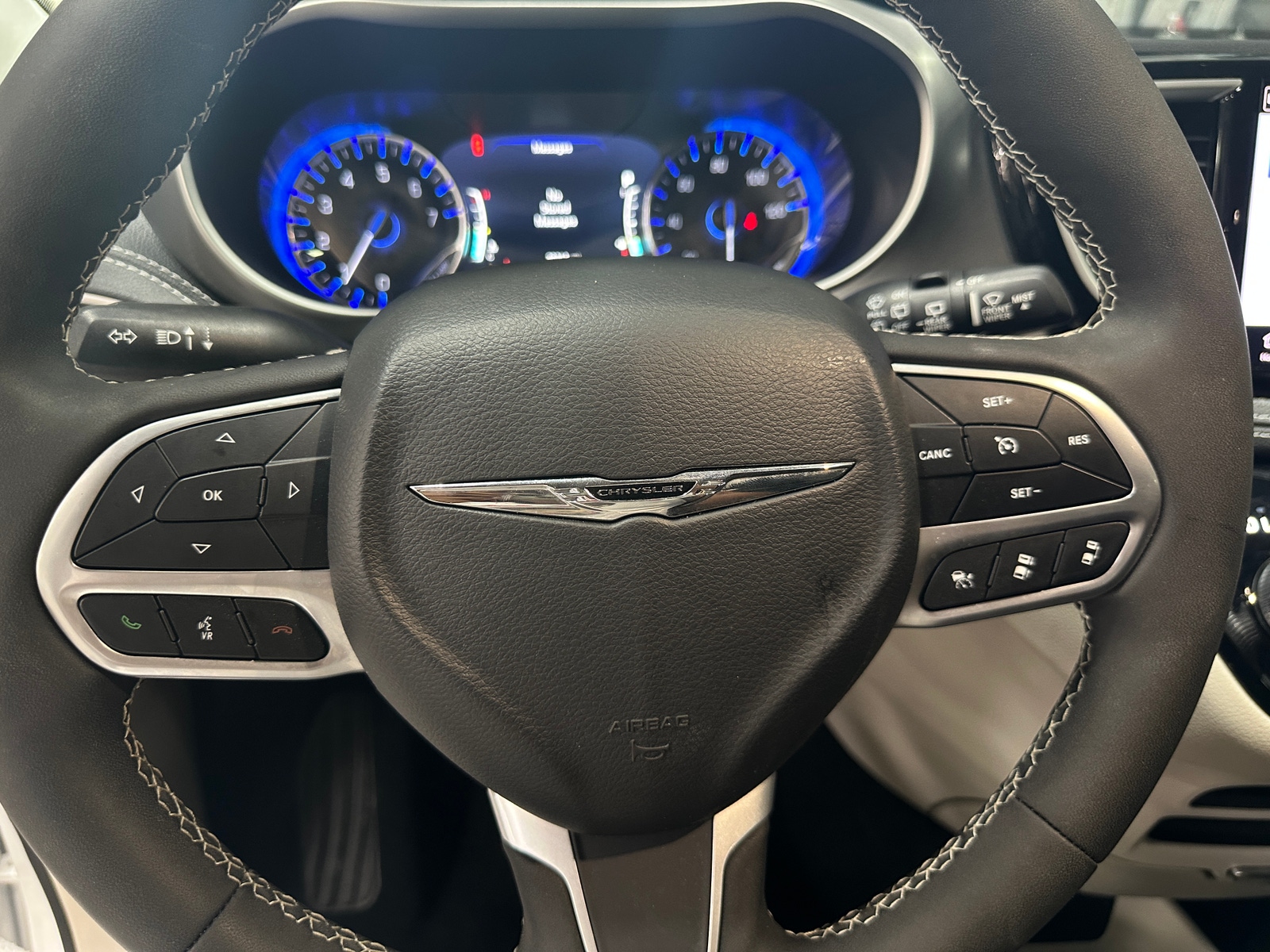 Thumbnail: 2022 Chrysler Pacifica - 4