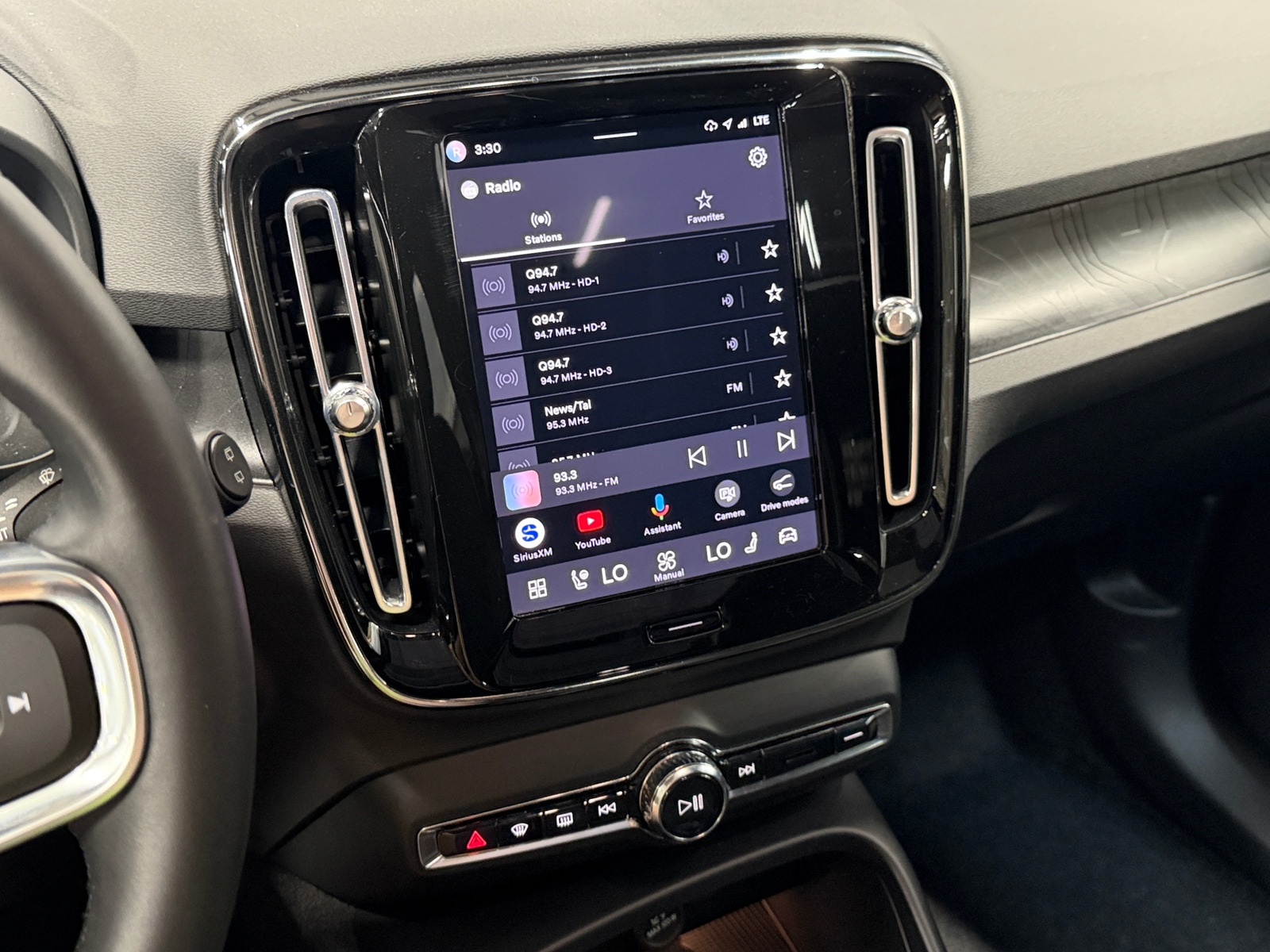 Thumbnail: 2023 Volvo XC40 - 3