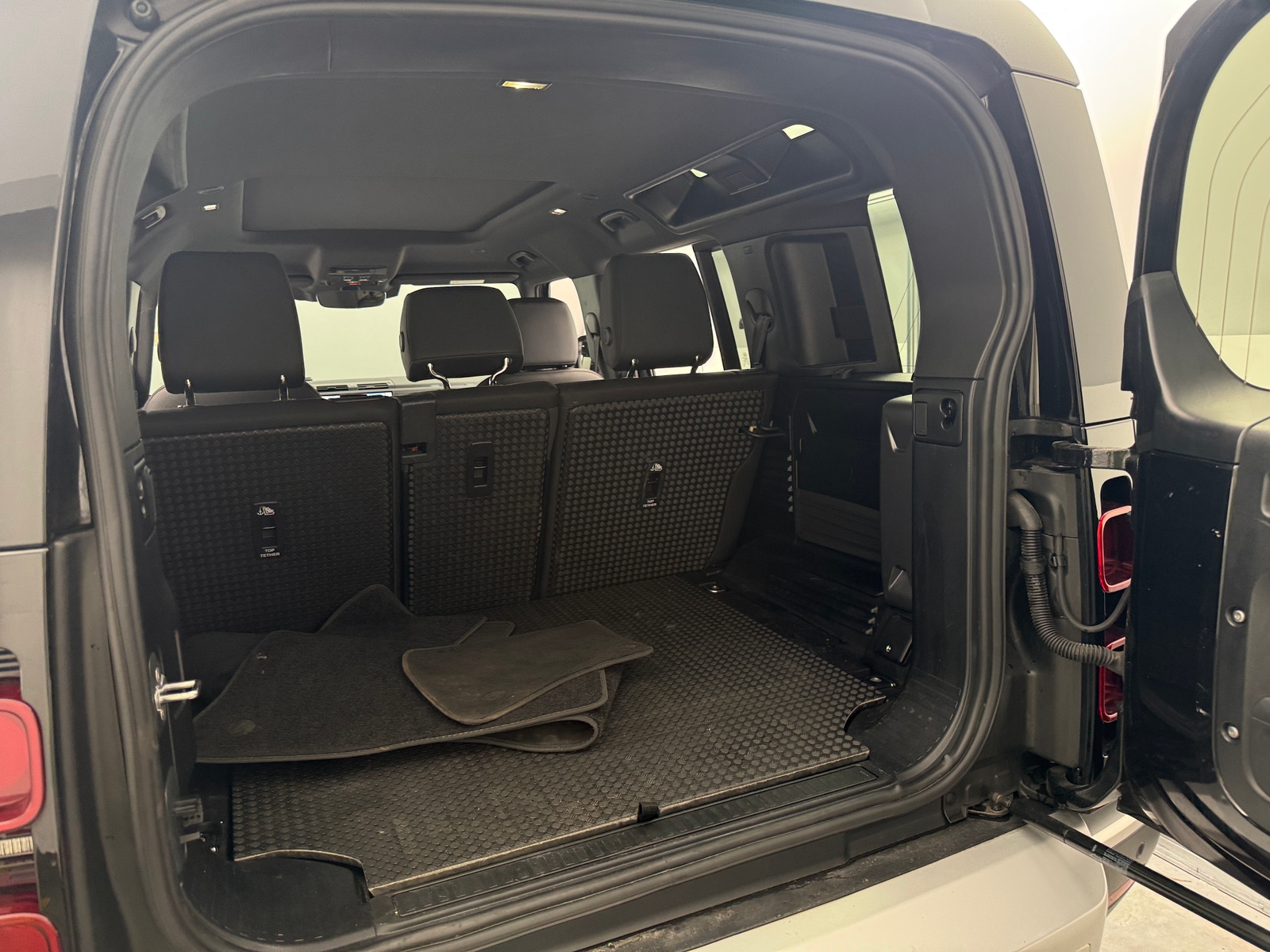 Thumbnail: 2025 Land Rover Defender - 6