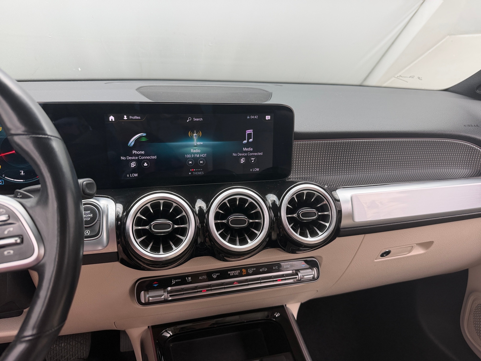 Thumbnail: 2022 Mercedes-Benz GLB - 3