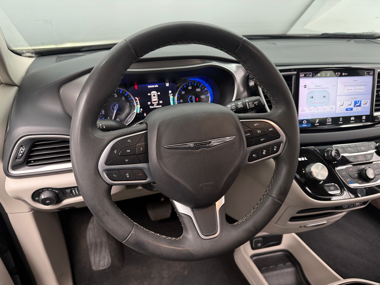 Thumbnail: 2023 Chrysler Pacifica - 4