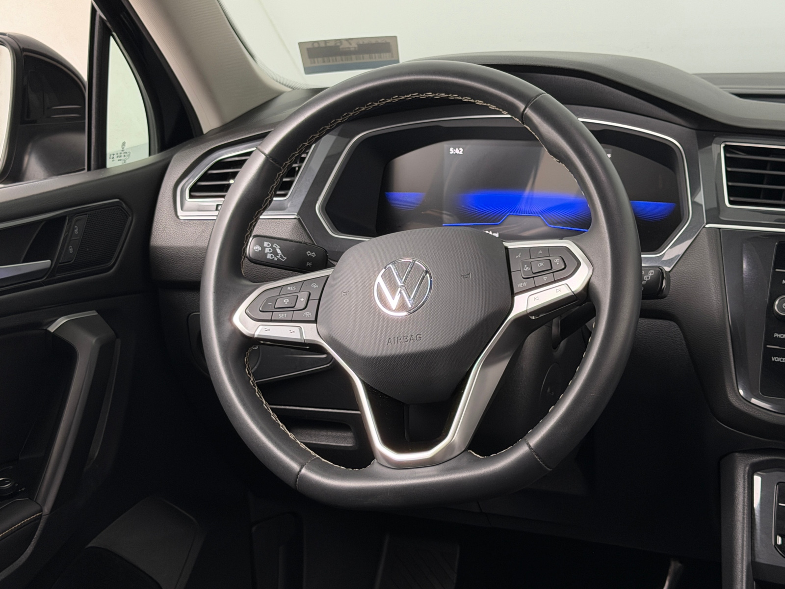Thumbnail: 2023 Volkswagen Tiguan - 4