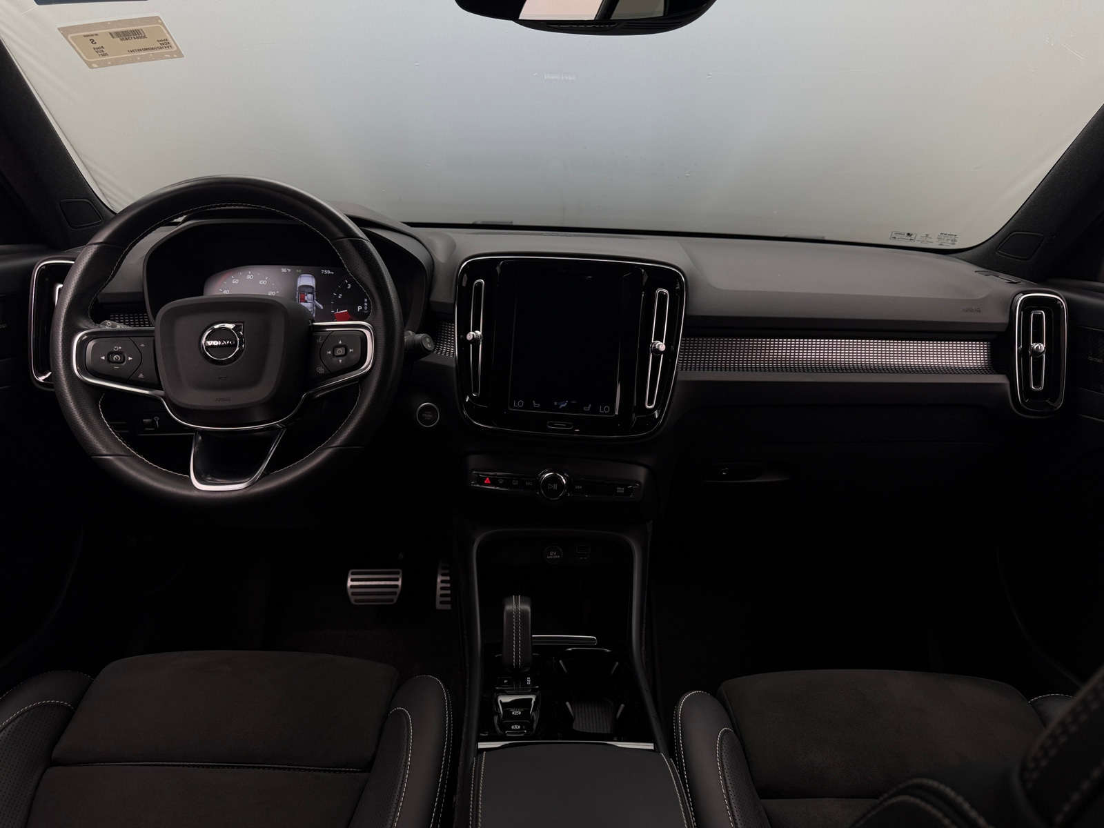 Thumbnail: 2021 Volvo XC40 - 2
