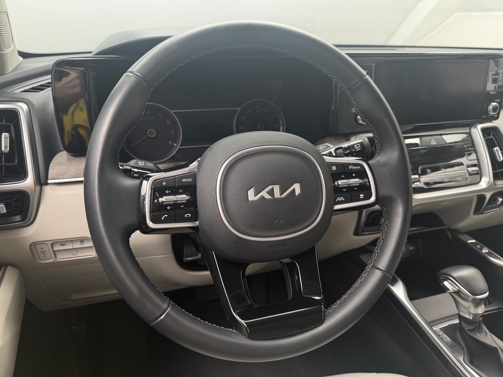 Thumbnail: 2023 Kia Sorento - 4