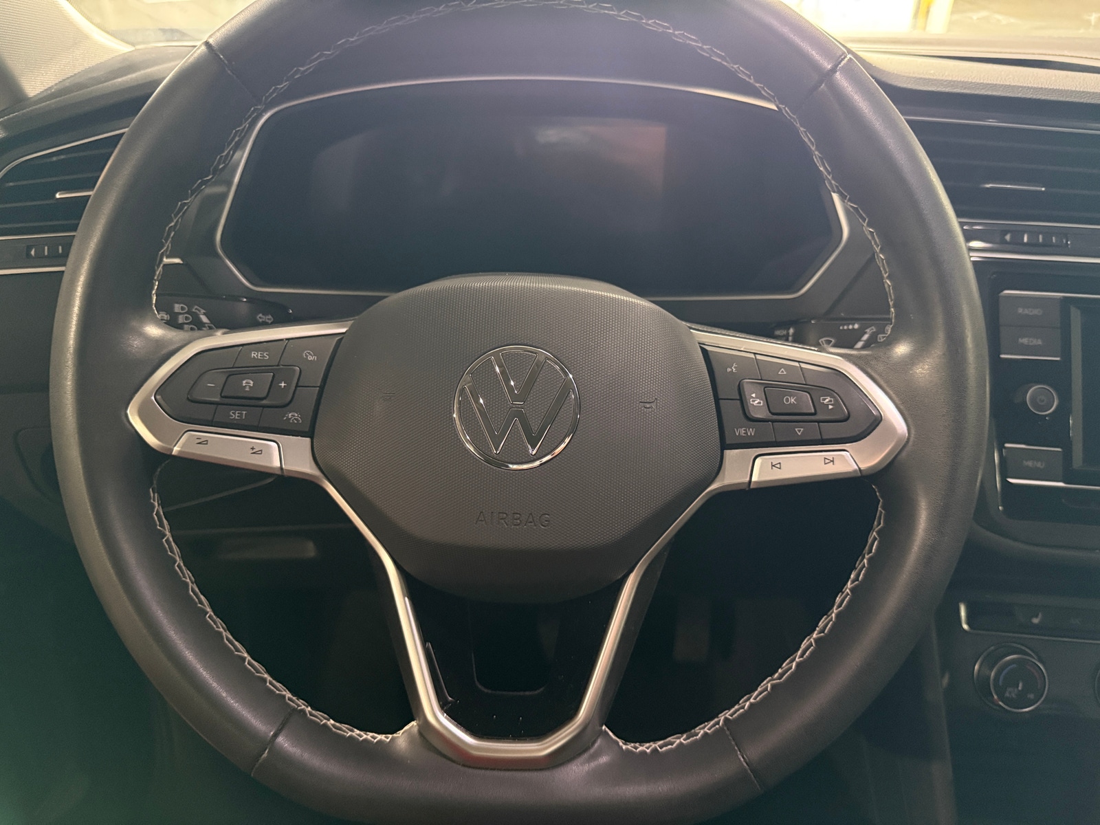 Thumbnail: 2023 Volkswagen Tiguan - 5