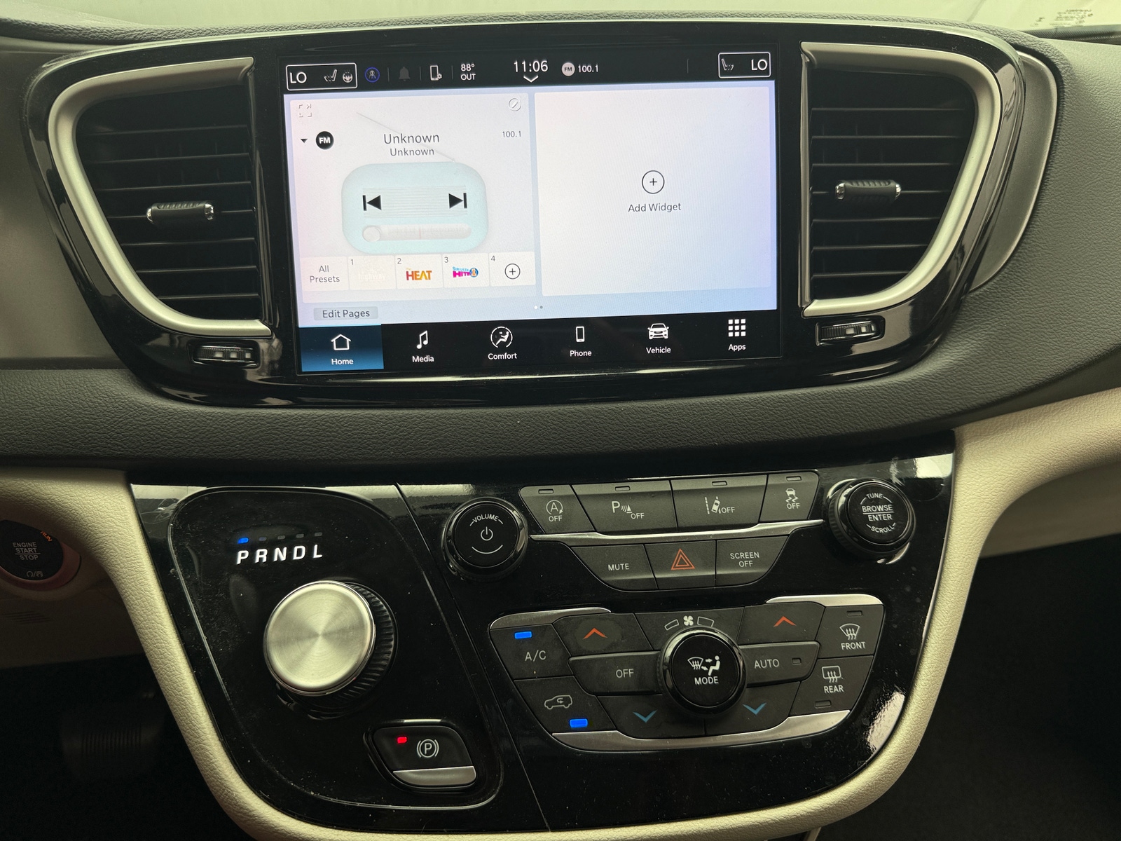 Thumbnail: 2024 Chrysler Pacifica - 3