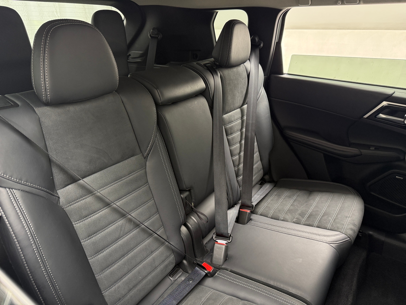 Thumbnail: 2025 Mitsubishi Outlander - 5