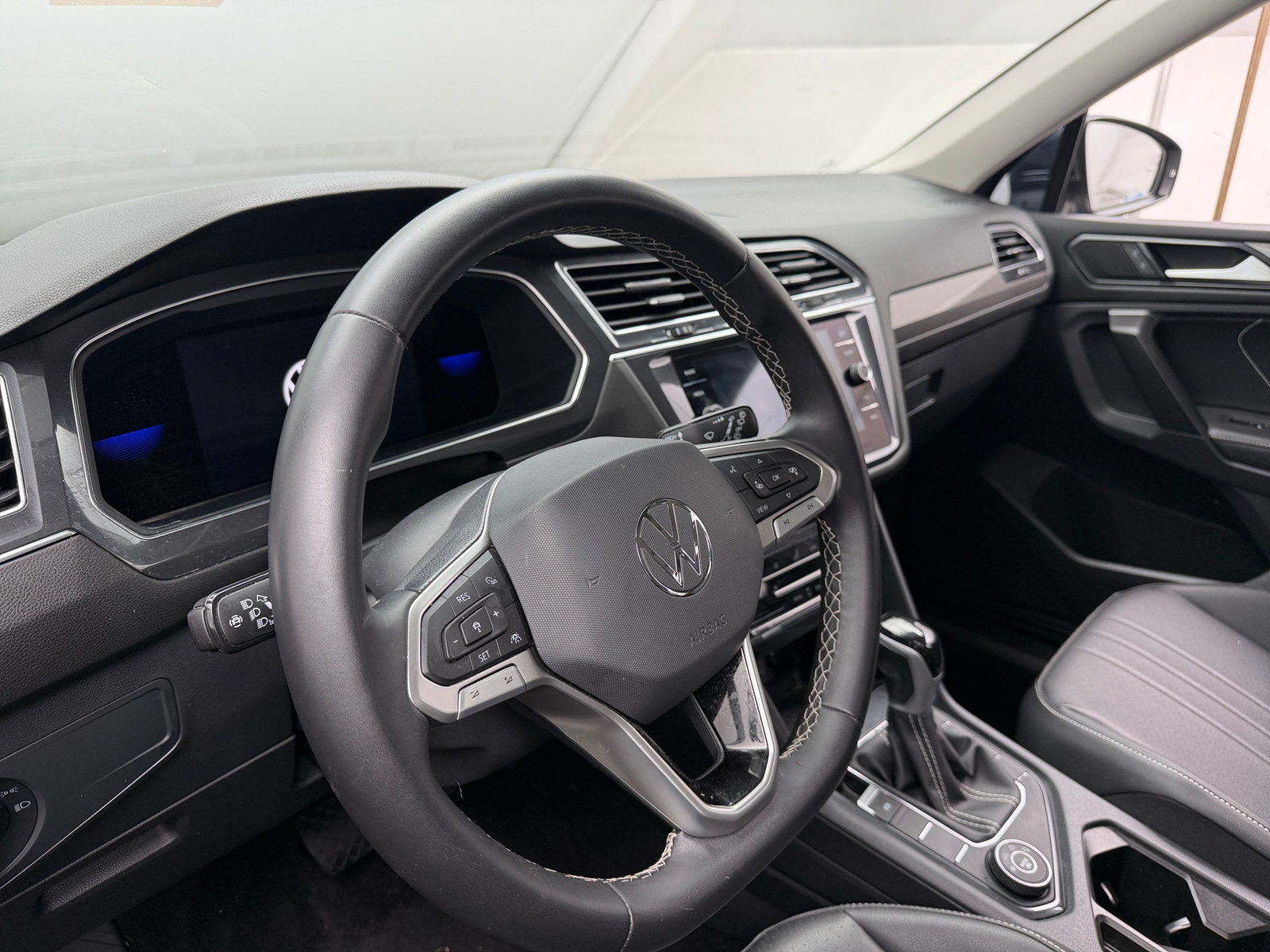 Thumbnail: 2023 Volkswagen Tiguan - 4