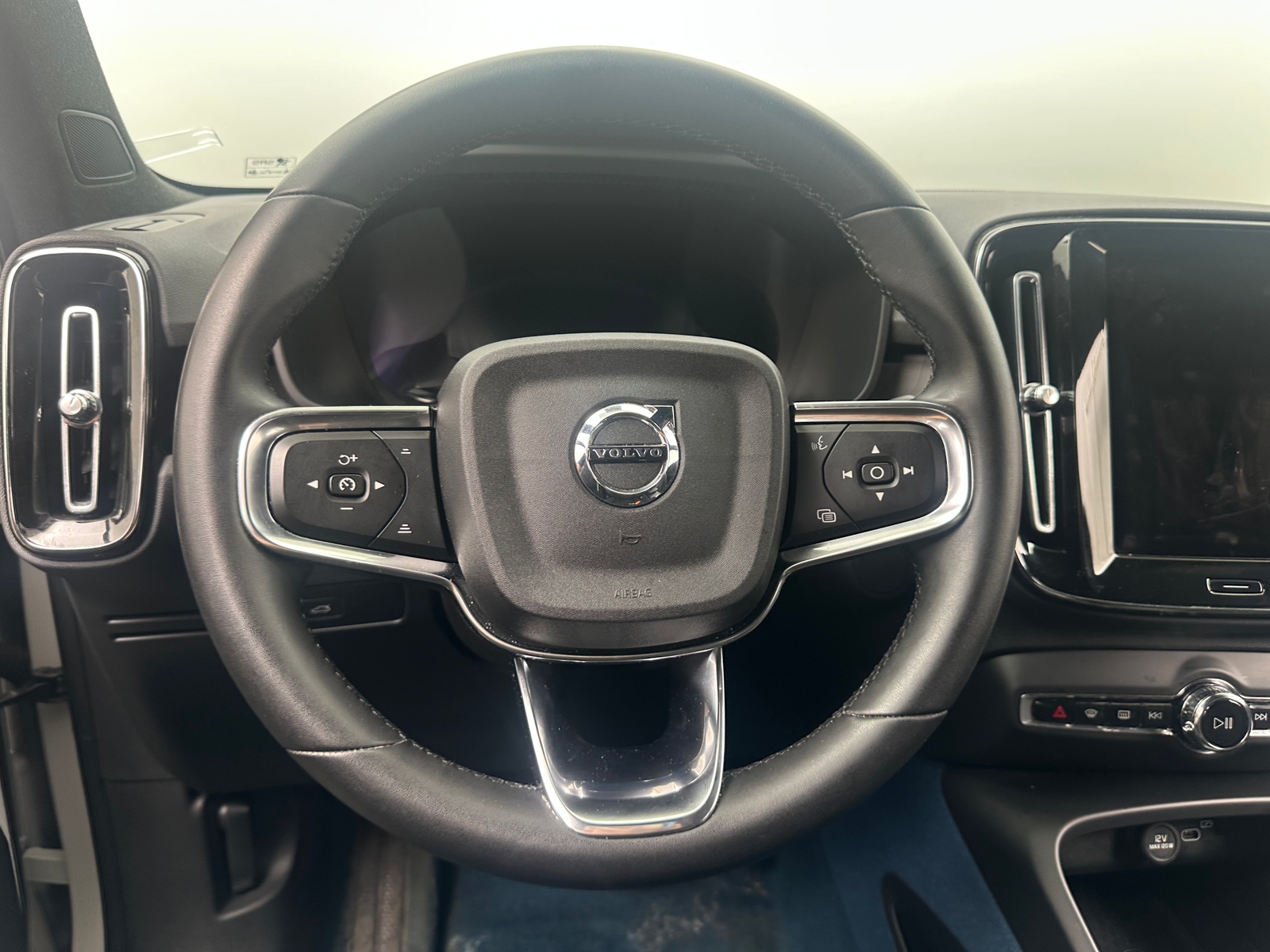 Thumbnail: 2023 Volvo XC40 - 4