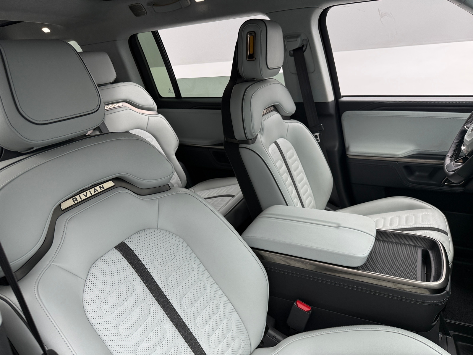 Thumbnail: 2024 Rivian R1S - 2